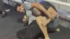 Šampion boxu vyzkoušel MMA. Za pár vteřin prosil o milost