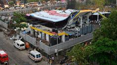 Obří billboard se při bouřce zřítil na benzínku, zabil nejméně 14 lidí