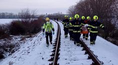 V Praze srazil muže vlak. Záchranáři ho odvezli do nemocnice