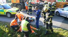 SMRT SILNIČÁŘE (48): Osobní auto ho při práci přimáčklo na stavební stroj!