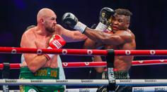 Krádež? Fury v exhibici sporně vyhrál, hvězda MMA ho dokonce poslala k zemi
