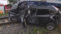 Rychlík u Jaroměře smetl auto na přejezdu. Dva lidé zahynuli