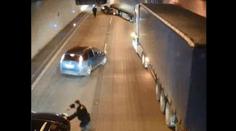 Opilec v Porsche jel Prahou 240 km/h! Policisté stavěli zátaras z kamionů