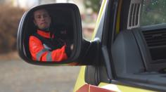 Drama na D1: Záchranka s nemocným dítětem uvízla v koloně, pomohl policejní motorkář