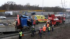 Po nehodě dvou kamionů na Jižní spojce se kolony rozjíždí