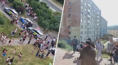 Hromadná bitka v Mojžíři: Rodiny se do sebe drsně pustily přímo na ulici