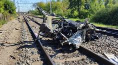 Žena vjela na přejezd, vlak rozdrtil auto napadrť. Zázrakem se jí nic nestalo