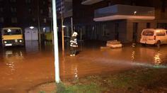 Zaplavené ulice a nánosy bahna. V pražském Karlíně praskl vodovod