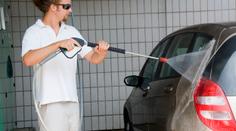 Nové bezkontaktní myčky: Jak správně čistit auto a nezničit ho?