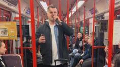 Zážitek v pražském metru. Mladíci rozezpívali cestující hitem Bella Ciao