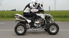 Při závodech čtyřkolek zemřel řidič, bez cizího zavinění spadl ze stroje