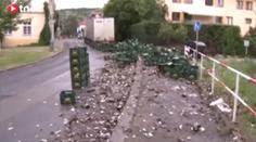 VIDEO: V pražských Hlubočepích havarovalo auto s pivem