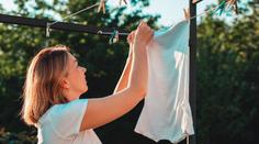 Žena sdílela snadný trik na sušení prádla. Někteří ji mají za génia, jiní za blázna
