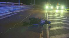 Jižní spojku ochromila večer srážka motorkáře s chodcem