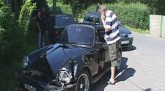 Senátor Nádvorník boural se svým luxusním porsche