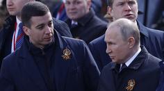 Putin si zřejmě zvolil svého nástupce. Důvěrně si šeptali na oslavách