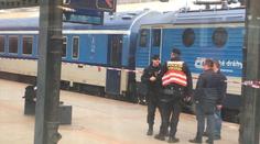 Mladíka ve vlaku přepadl muž. Policie hledá svědky události