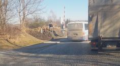 Naprostý hazard! Řidič autobusu předjel kolonu a projel přes přejezd na červenou