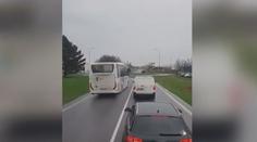 VIDEO: Řidič na Slovensku předjížděl přes plnou čáru, autobus se málem převrátil