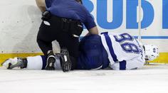 Smutný moment v NHL. Ruského obránce museli odnést na nosítkách