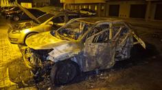 Požár tří aut na Vysočině. V jednom policisté našli ohořelé lidské tělo