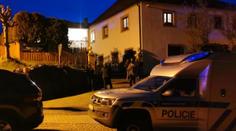Na Plzeňsku muž (†70) postřelil manželku (33) i sebe. Doma s nimi bylo malé dítě