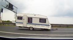 Policisté nestačili zírat. Po Pražském okruhu se řítil utržený karavan!
