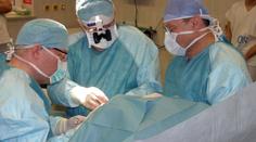 Lékaři muži transplantovali všechny končetiny. Ten ale zákrok nepřežil