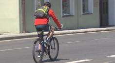 Šílený útok na cyklistu. Řidič džípu na něj letěl z protisměru, málem unikl trestu