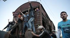 Nepokoje v uprchlickém táboře: Migranti vzali na policisty vagón!