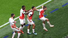 Češi hráli proti deseti: Slavia vyhrála v závěru, Jablonec spasila penalta