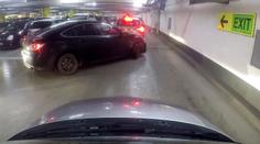 Horor v nákupních centrech. Jak dlouho trvá vyjet z garáží? VIDEO