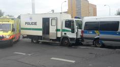Při nehodě bourala tři policejní auta, 10 mužů zákona se zranilo