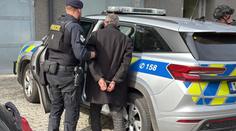 Opilý muž střílel z okna na pražském Žižkově. Policie ho zadržela