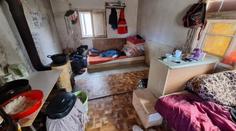Měly hlad a myly se v potoce. V lesní chatce na jihu Čech našli tři malé děti