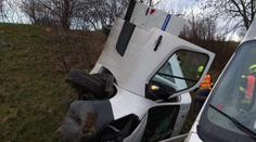 Na Pražském okruhu havarovala dodávka, vyprošťovali ji hasiči