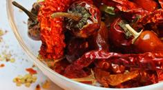 V britských hypermarketech se objeví NEJPÁLIVĚJŠÍ chilli papričky na světě! Armáda je používá do granátů