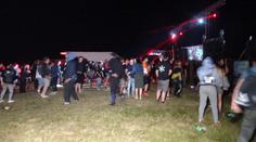 Techno u Benešova končí, lidé se rozjíždí pryč. Policie na místě hlídá