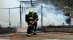 Požár stájí na Císařském ostrově vytvořil mohutný dým. Několik koní uhynulo