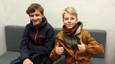 Kluci (13) našli v tramvaji batoh plný peněz. Vše poctivě předali strážníkům
