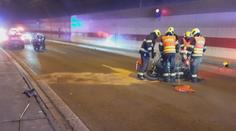 Tragická nehoda v pražském tunelu. Motorkář narazil do zdi a zemřel