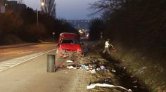 Opilý řidič otočil na rovince auto na bok a prolétl předním sklem