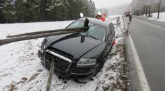 GALERIE ZKÁZY: Audi po nárazu do náklaďáku prošpikovaly 2 kůly!