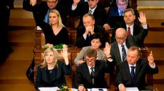 Mezi poslanci řádí průjem. Někdo něco přinesl, myslí si