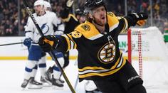 Pastrňák opět řádil! Hattrickem sestřelil obhájce Stanley Cupu