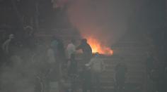 Peklo na stadionu: Protest fanoušků, hořící tribuna a konec po dvou minutách