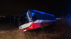 Po srážce dvou autobusů skončil jeden v příkopu, lehké zranění