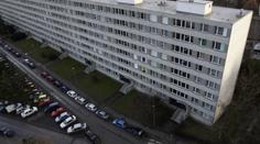 Sňatkový podvodník spadl při útěku před policií z hromosvodu