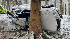Vážná nehoda na Šumavě: Auto s malými dětmi zdemoloval náraz do stromu