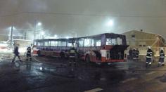 V pražských Kobylisích shořel autobus MHD